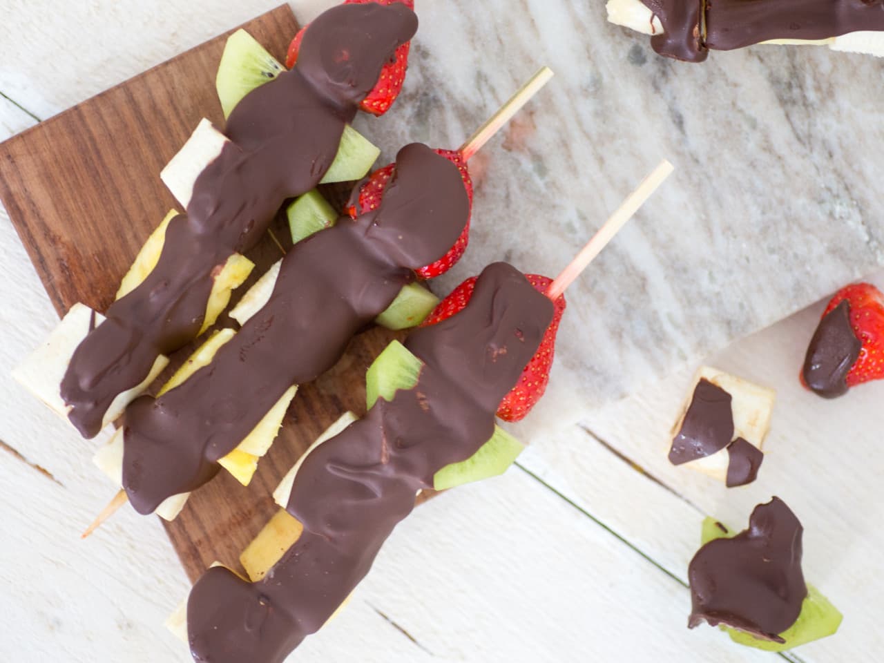 Piruletas de chocolate con frutas