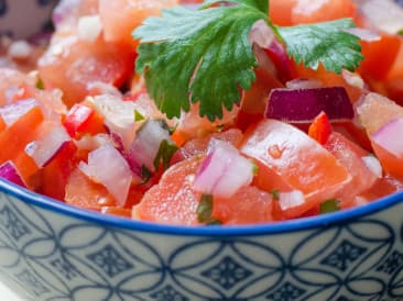 Salsa de tomate mexicana y guacamole