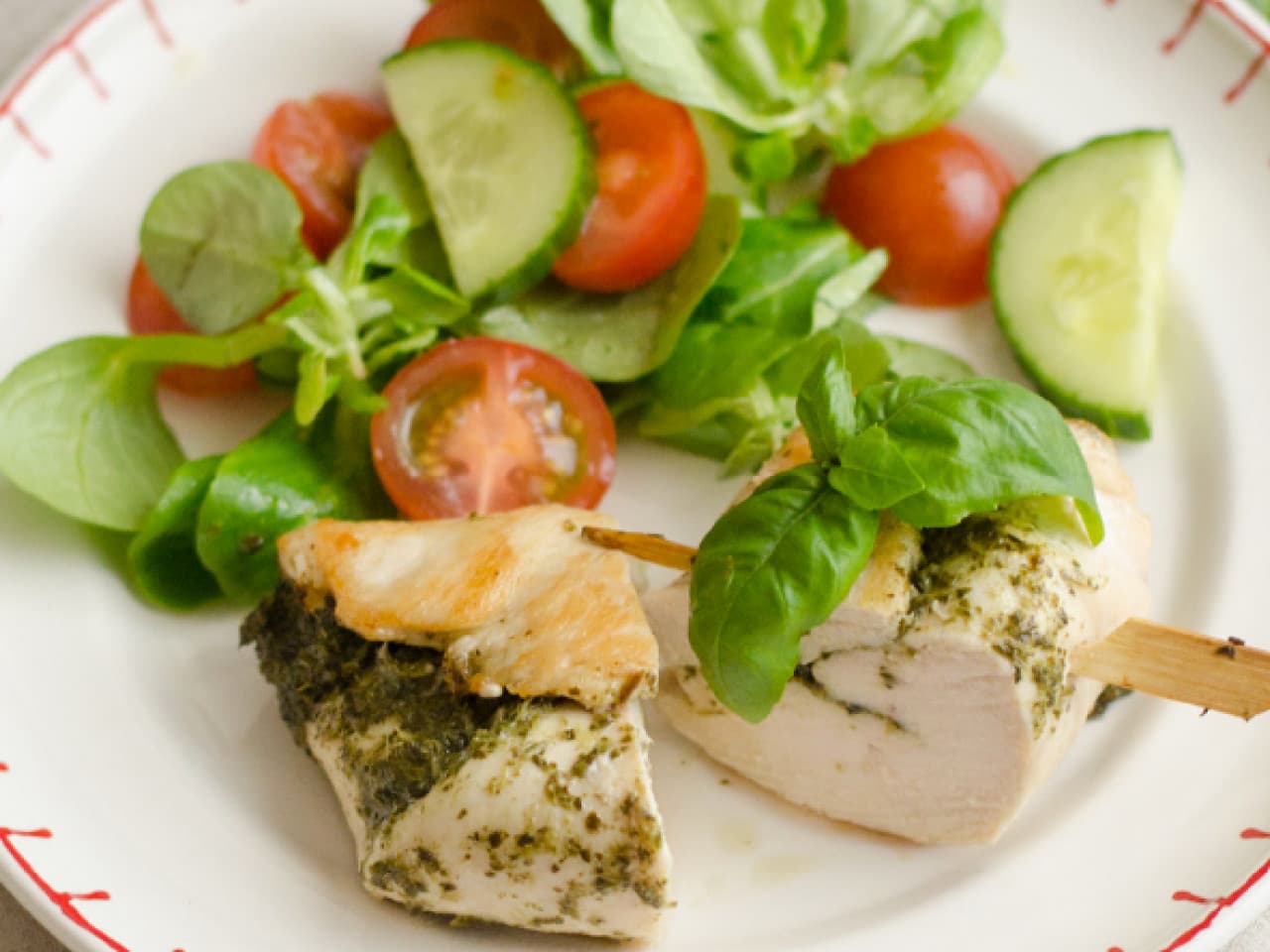 Rollitos de pollo al pesto