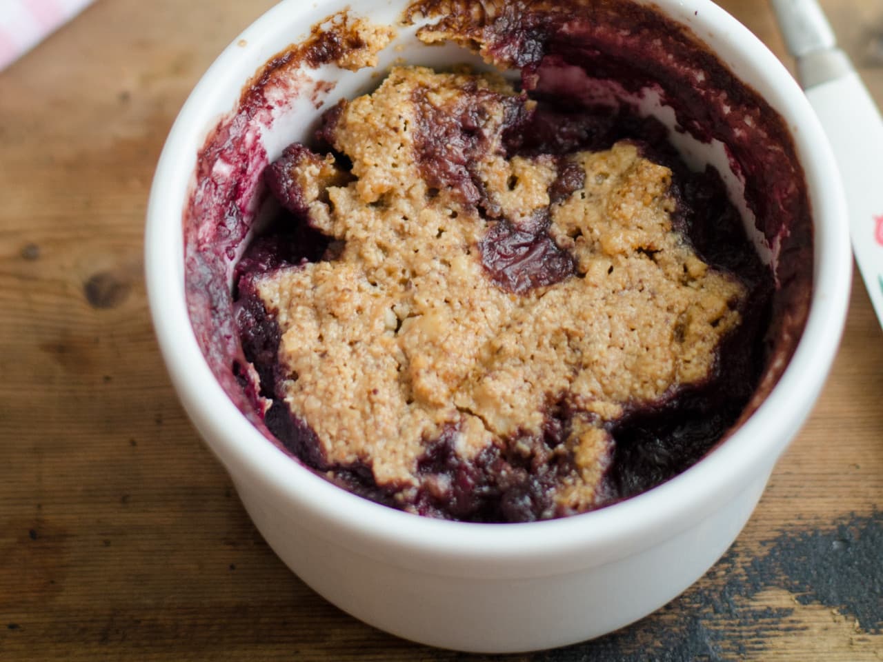 Crumble de frambuesa y arándanos
