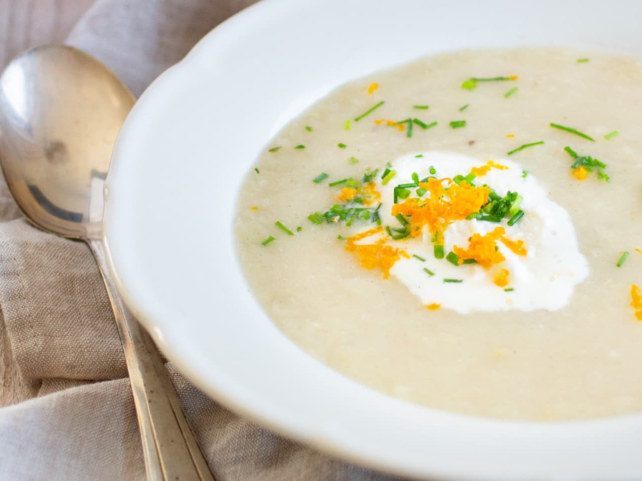 Sopa de espárragos con crema de naranja