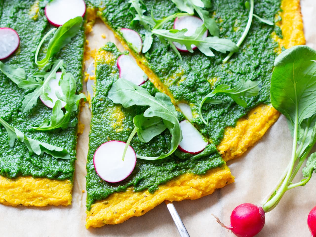 Pompoenpizza met boerenkoolpesto