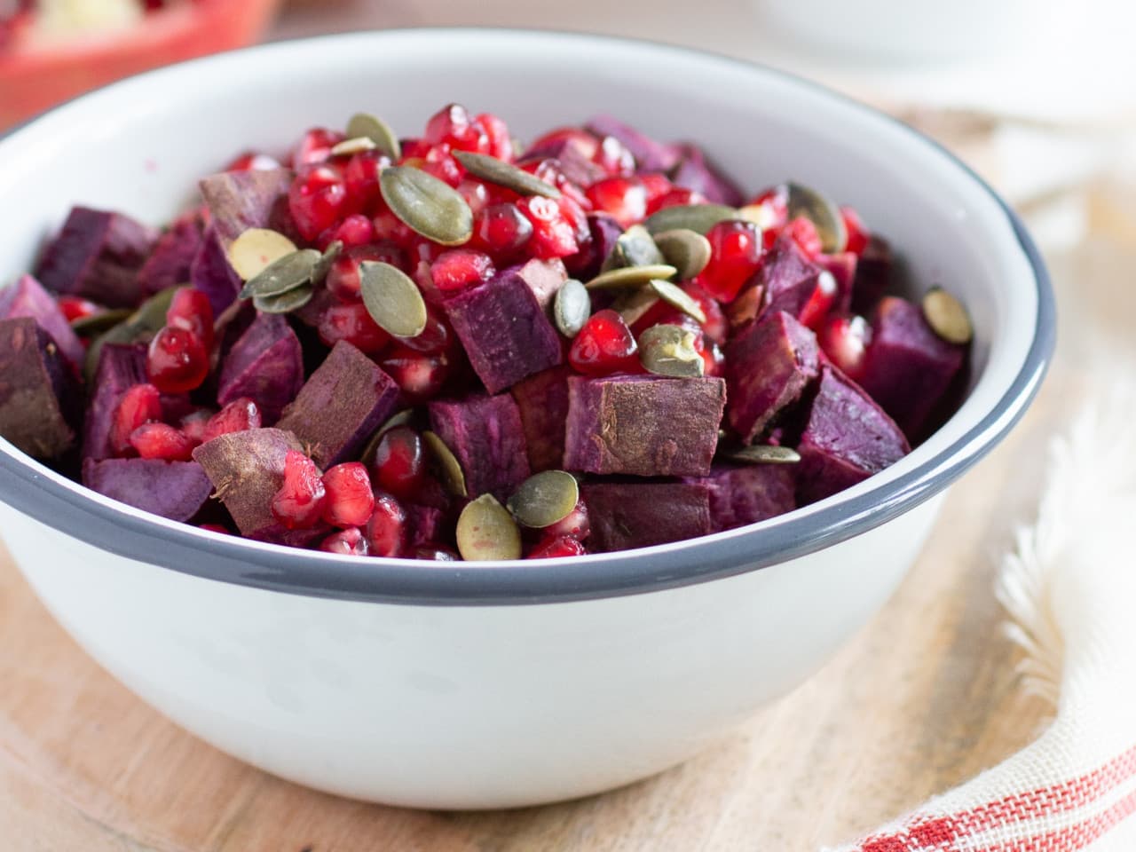 Zoete aardappelsalade met granaatappel