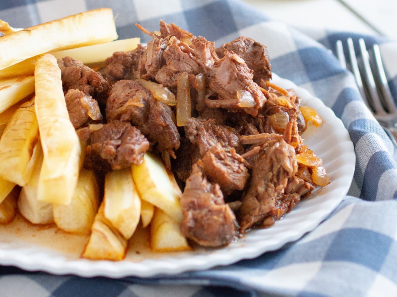 Frites avec rôti en pot