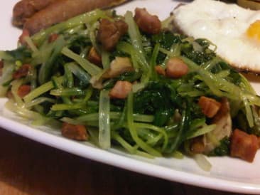 Hojas de nabo con shiitakes y tocino