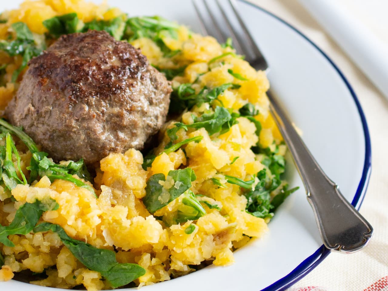 Frikadelle mit Rucola-Brei