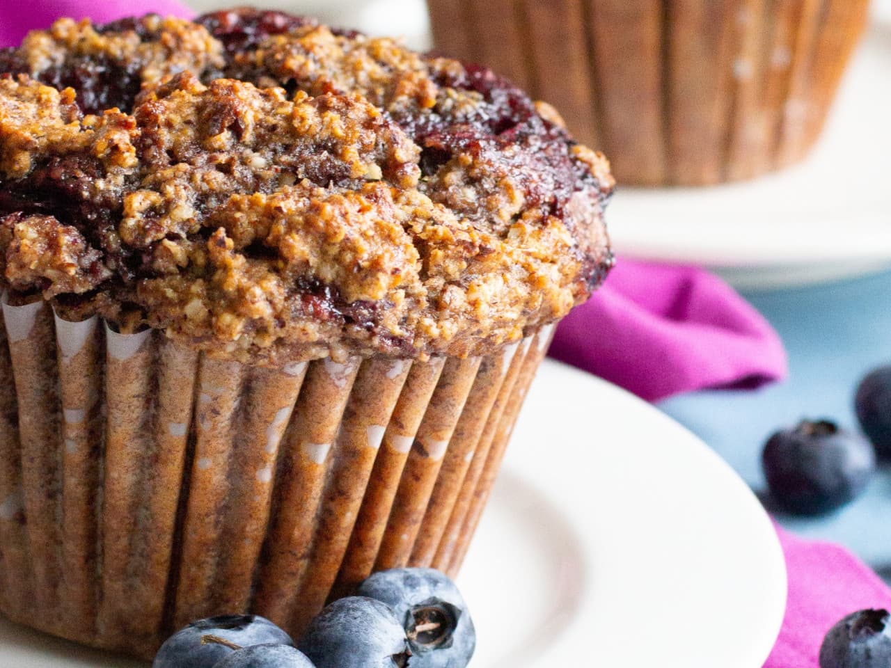 Muffins aux noisettes et confiture de fruits des bois