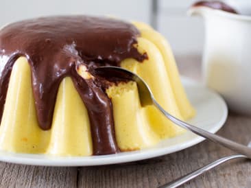 Budín de mango con salsa de chocolate y jengibre