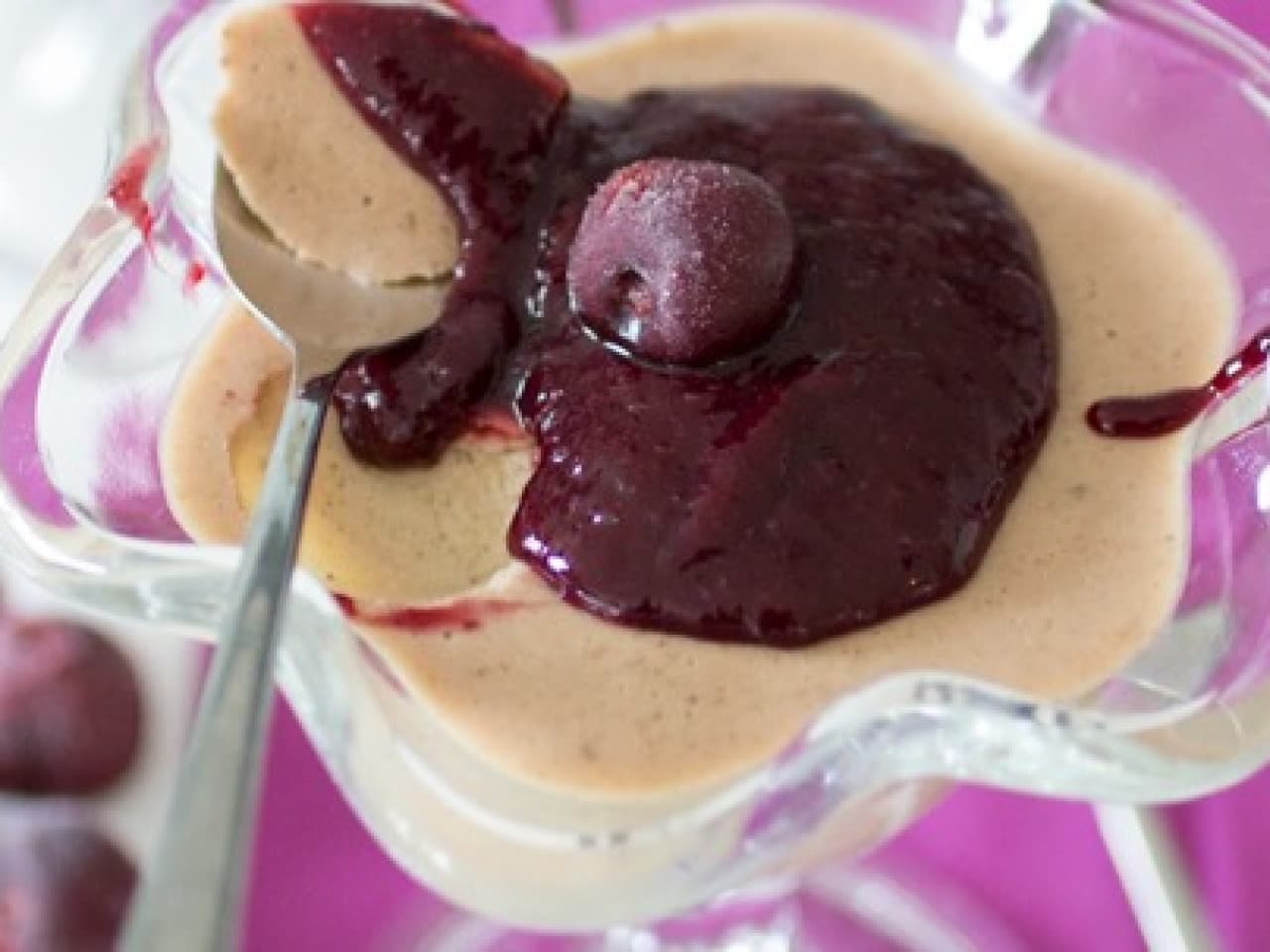 Bananenpudding mit Kirschsoße