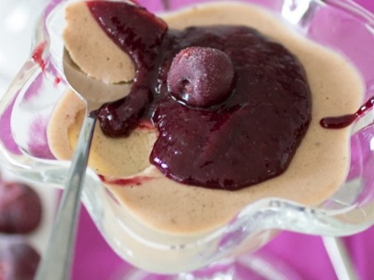 Budín de plátano con salsa de cerezas