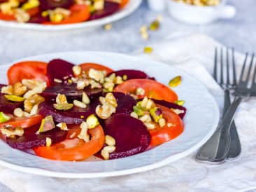 Tomato-beet carpaccio with nuts