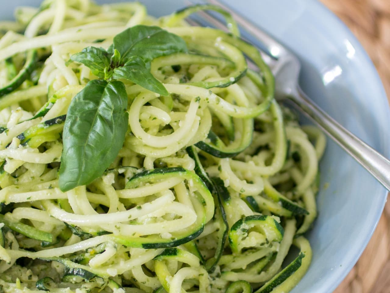 Tallarines de calabacín con pesto de almendras y limón