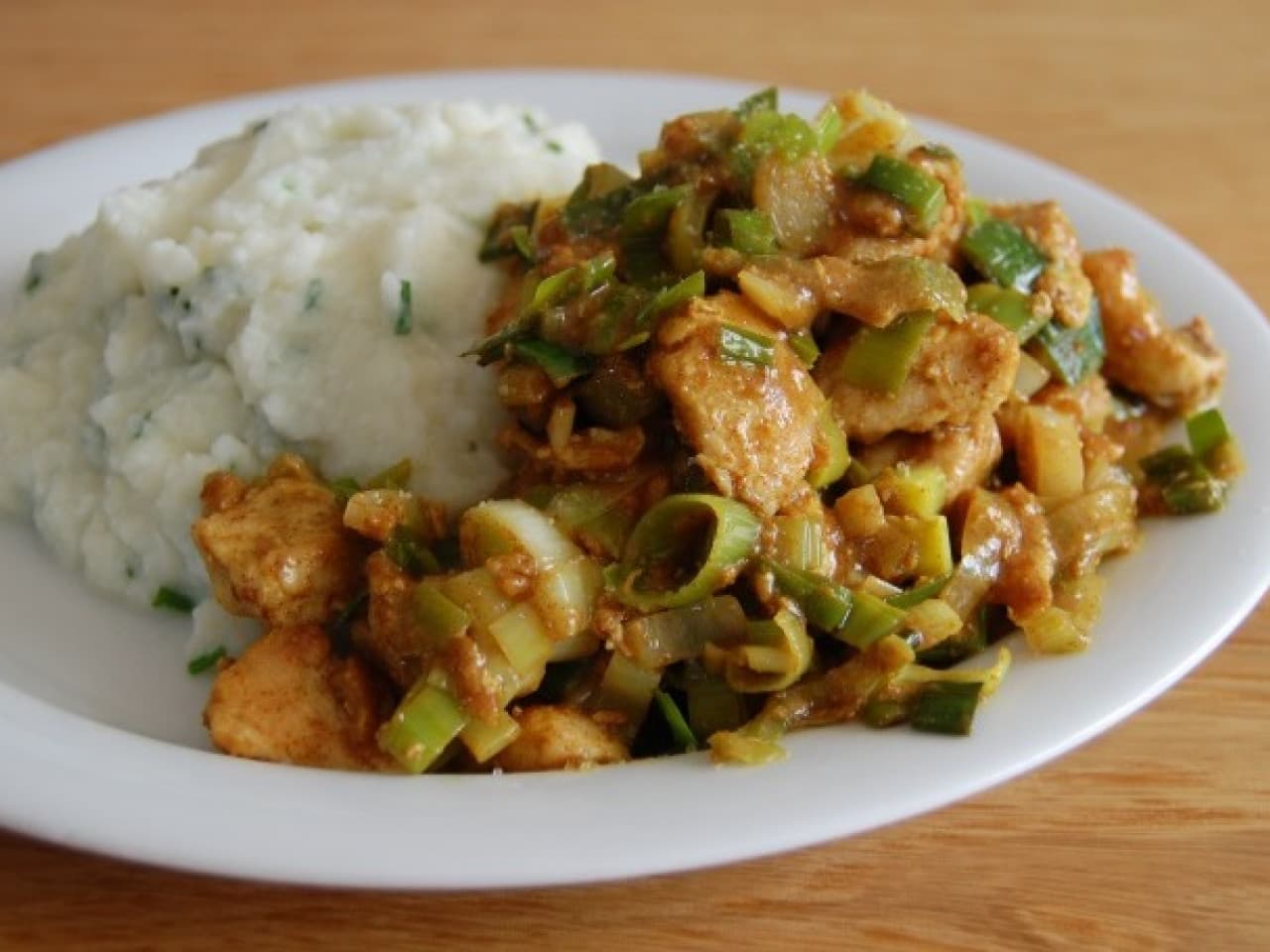 Curry de poulet à la purée de chou-fleur