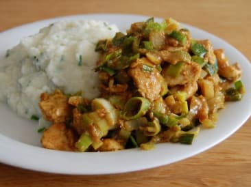 Pollo al curry con puré de coliflor