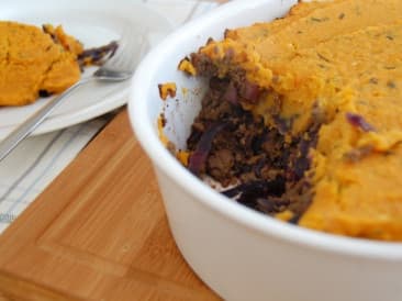 Cazuela de col lombarda con puré de ajo