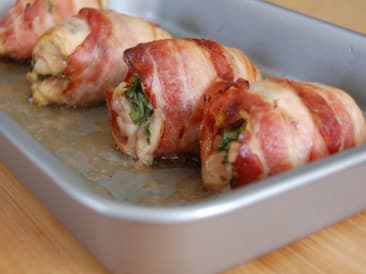 Filete de muslo de pollo con durazno y tocino