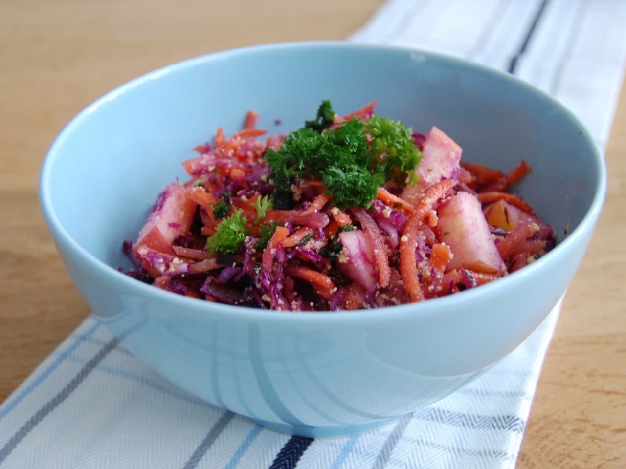 Ensalada de col roja con sabor a fruta