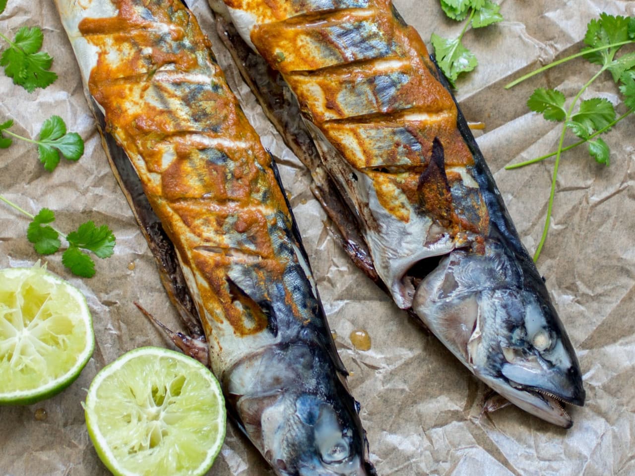 Caballa al horno con hierbas picantes