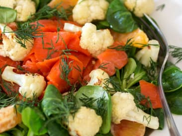 Ensalada de salmón ahumado con naranja