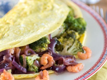 Gevulde omelet met broccoli en garnalen