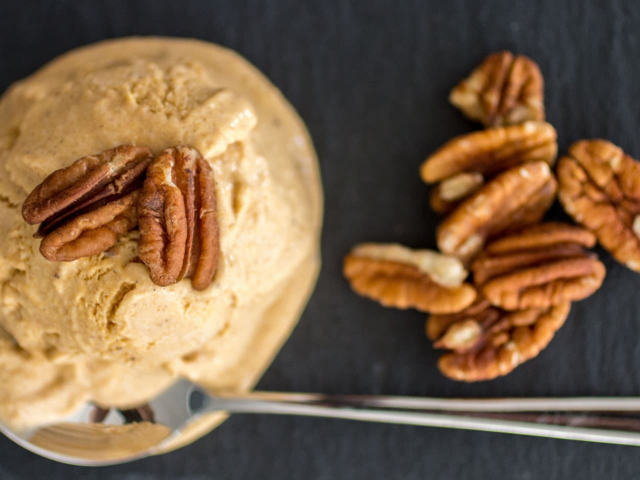 Pumpkin ice cream with pecans