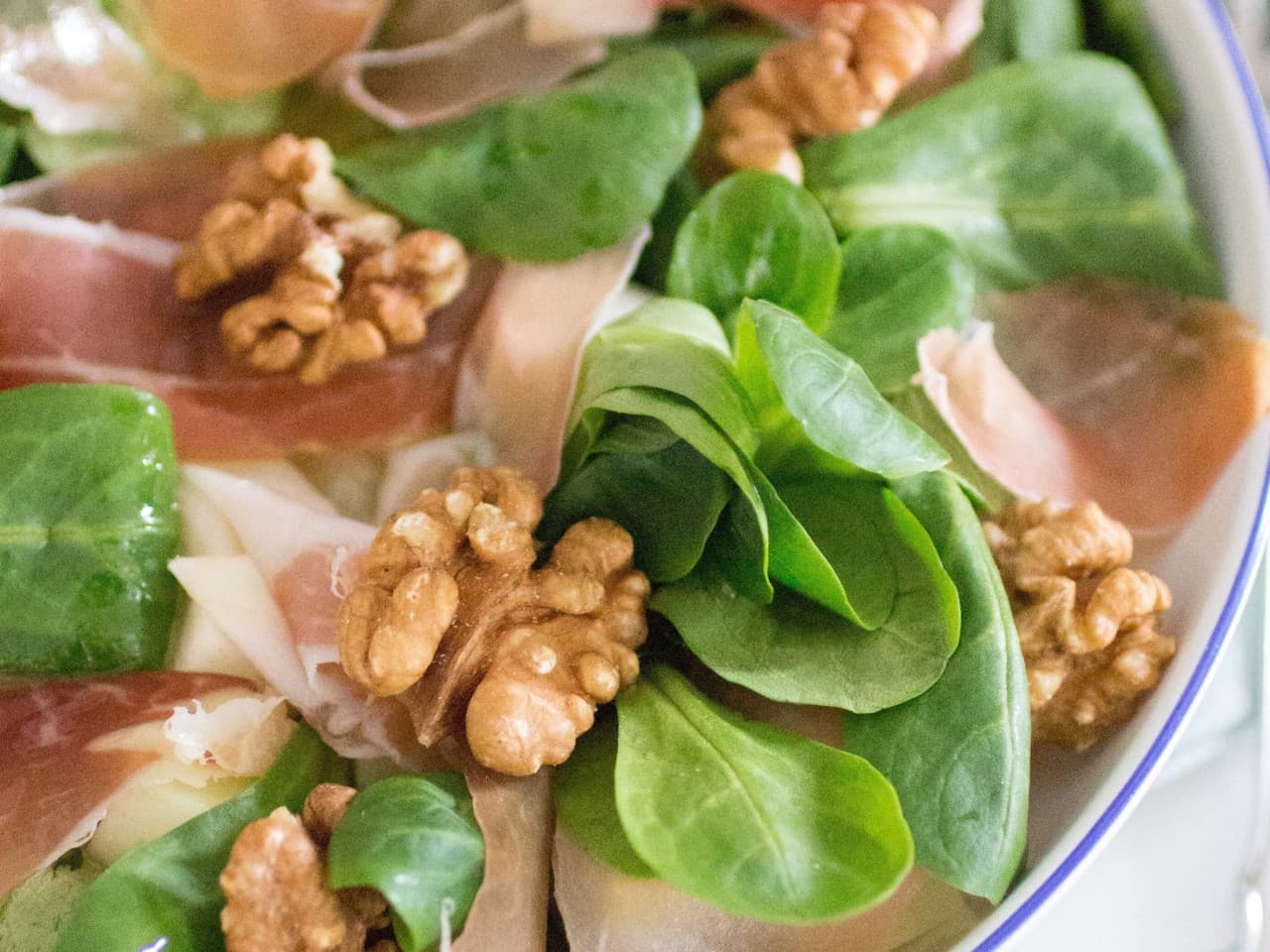 Lamb's lettuce with kohlrabi and ham