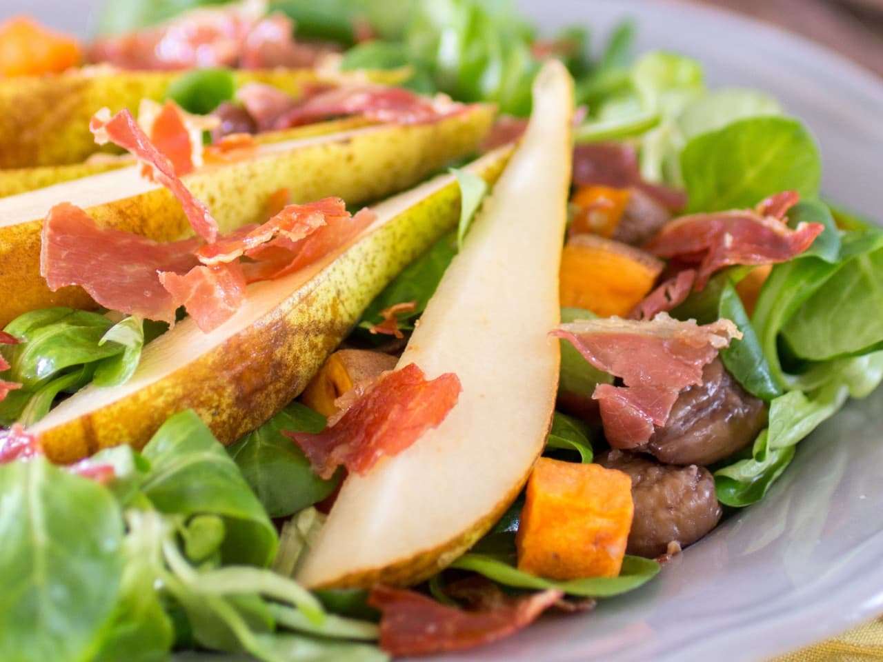 Lamb's lettuce with pear and chestnuts