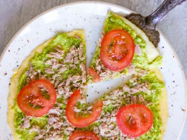 Omelet pizza with tuna