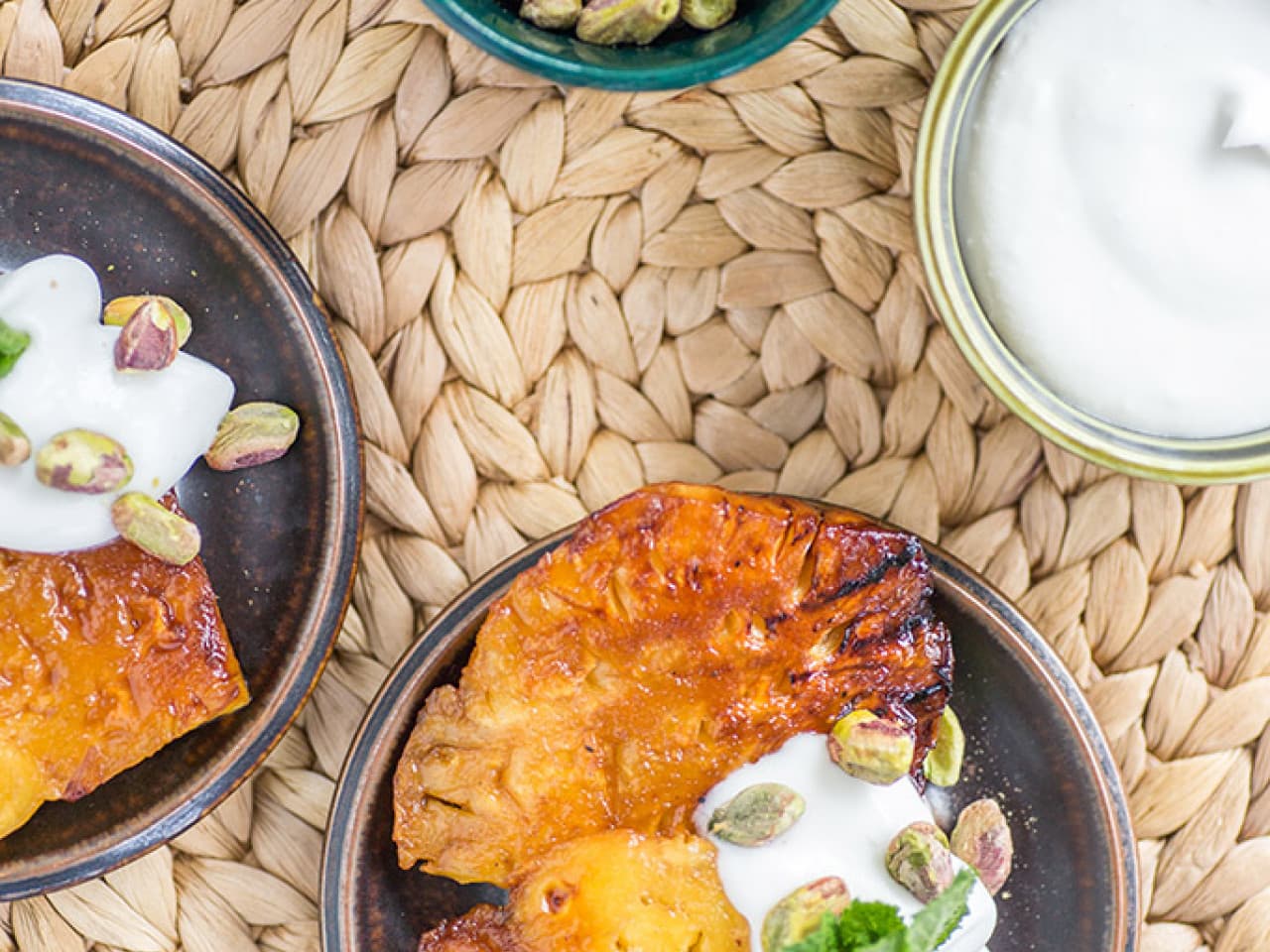 Gegrilde ananas met kokosroom, pistache en munt