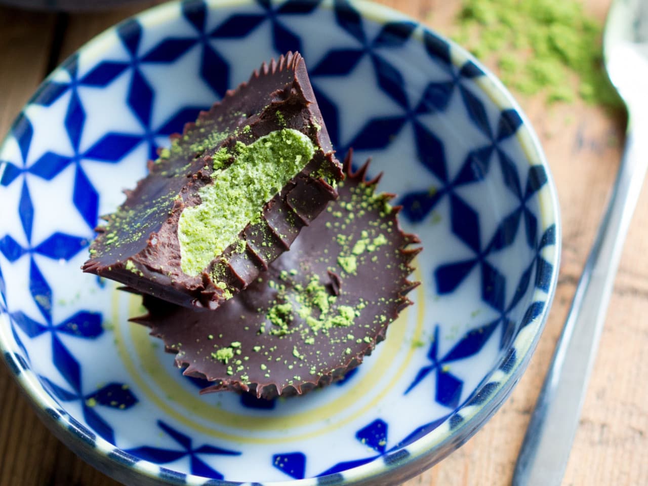 Tasses en chocolat fourrées au matcha