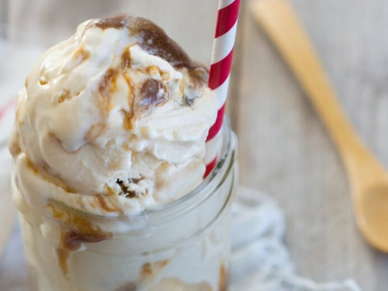 Helado de vainilla con salsa de caramelo