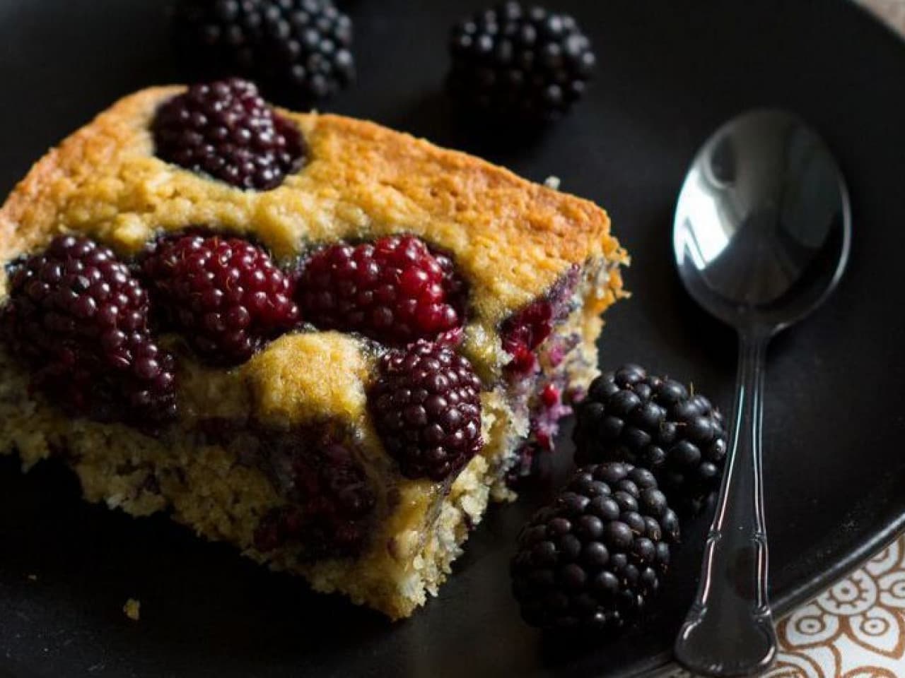 Gâteau à la noix de coco et aux mûres