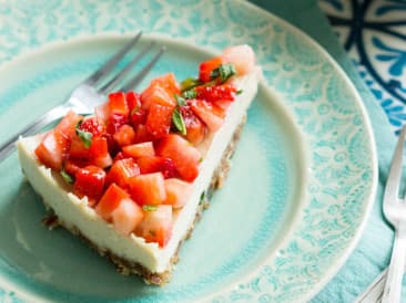 Lemon cheesecake with strawberries and mint