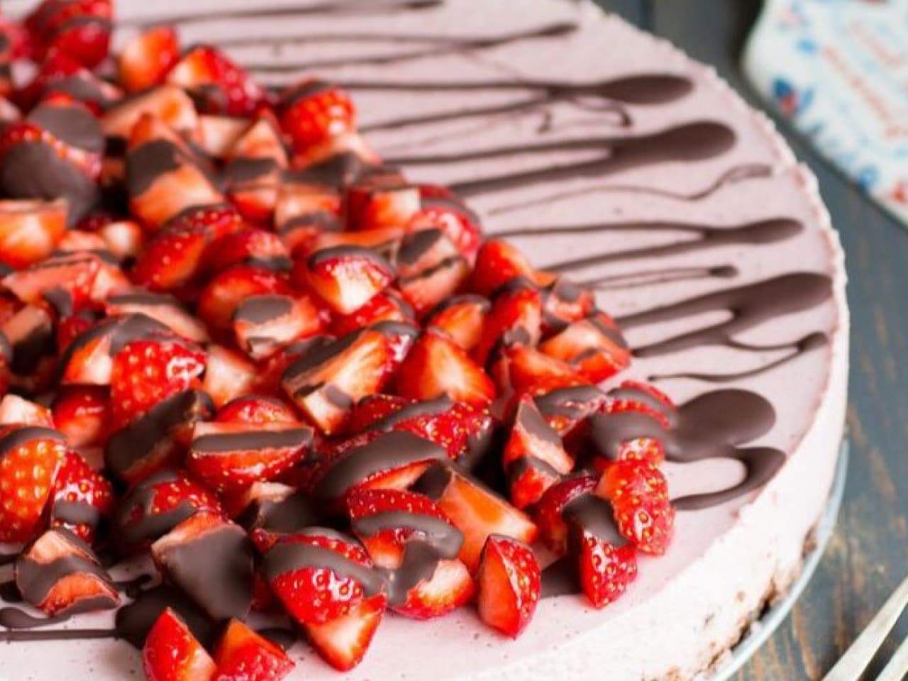 Tarta de queso con fresas y chocolate