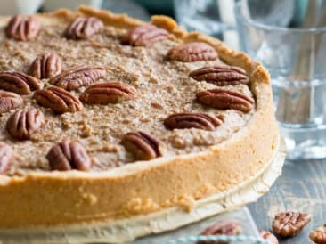 Pecan pie with cinnamon