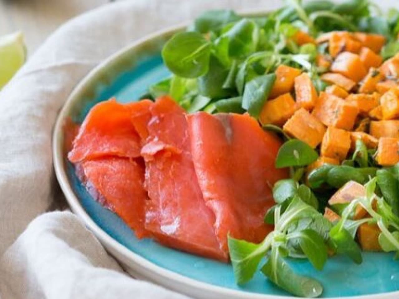 Zoete aardappel-zalmsalade