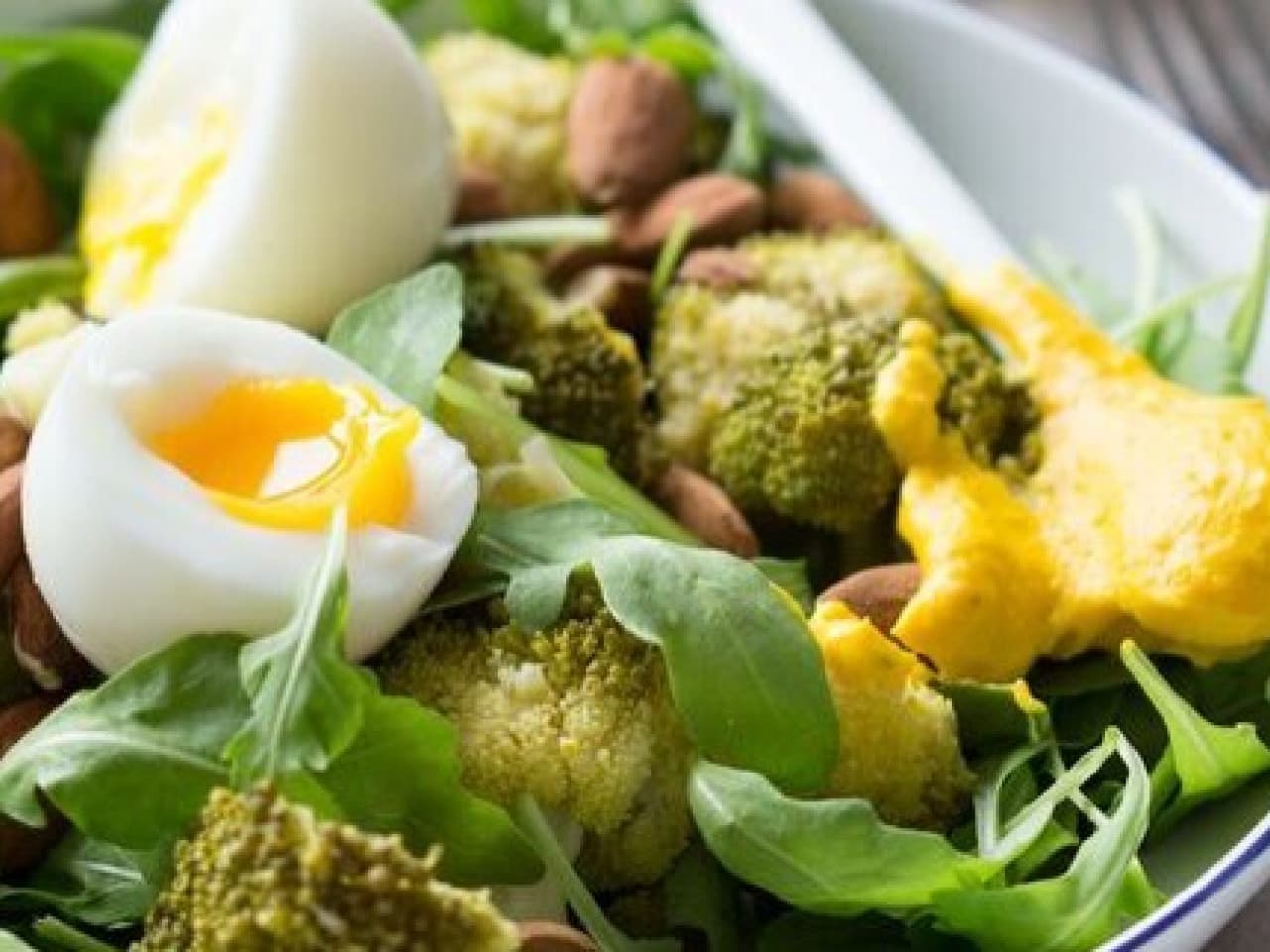 Ensalada verde con aderezo de calabaza