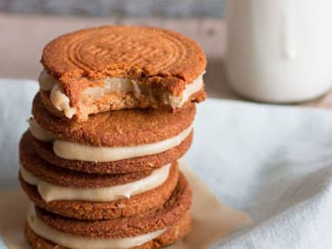 Cinnamon cookies with vanilla filling