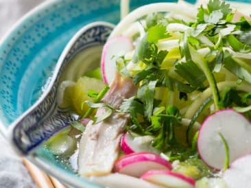 Sopa de pollo con fideos