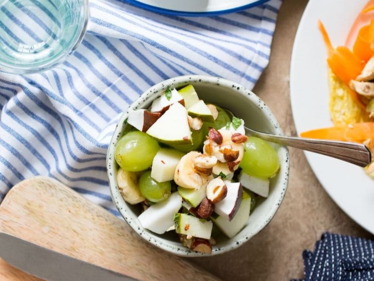 Ensalada de frutas con coco y menta