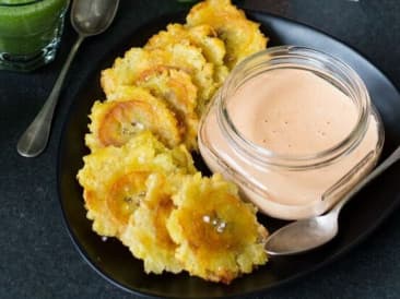 Tostones con salsa de coctel