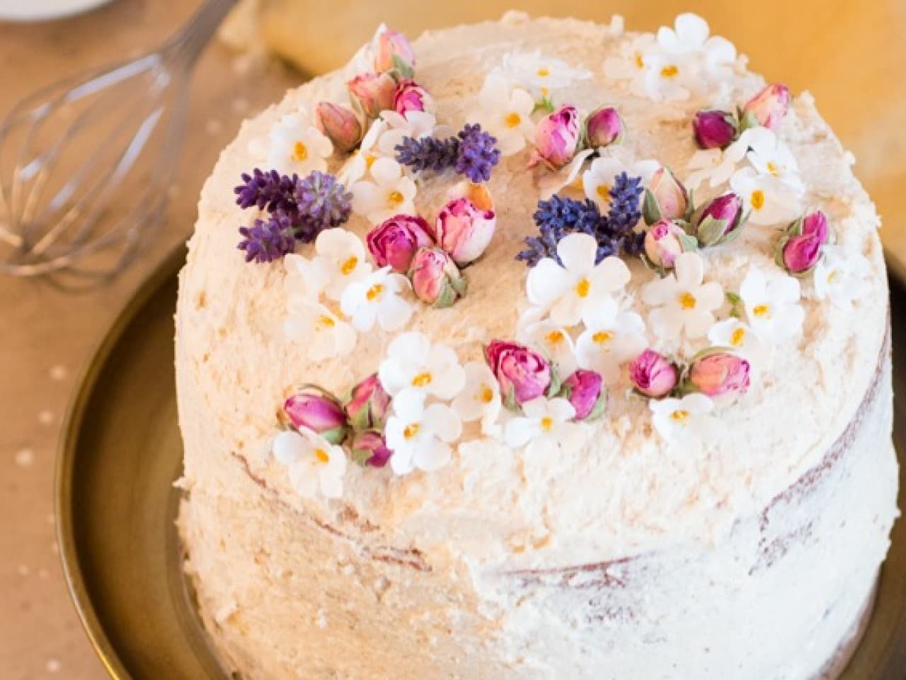 Gâteau au chocolat blanc avec de l'eau de rose