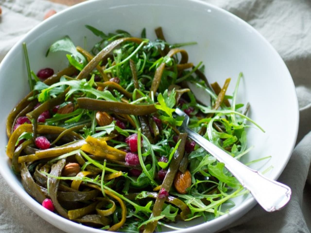 Ensalada de pasta de algas con granada