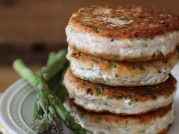 Tortas de salmón con espárragos