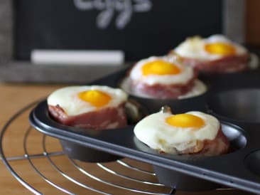 Tasses de bacon avec oeuf