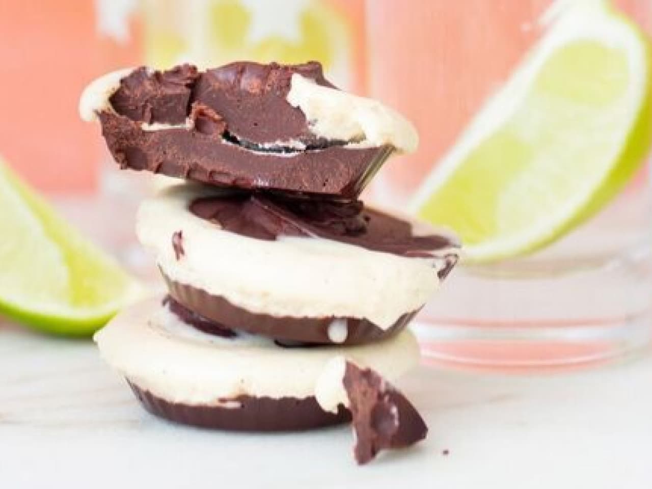 Almond chocolate cups