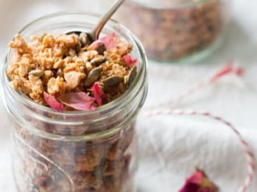 Cruesli de jengibre y vainilla con pétalos de rosa