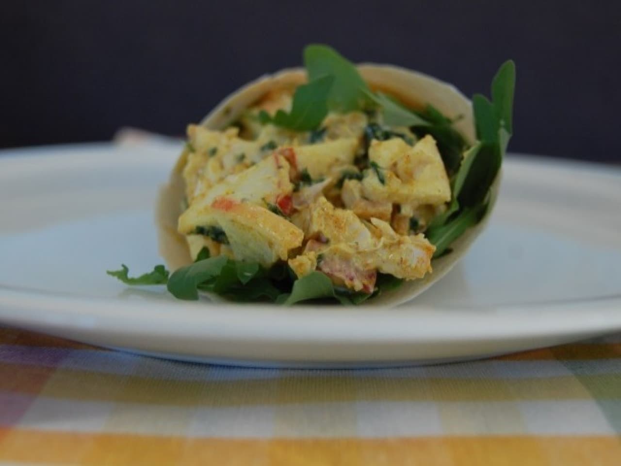 Paleo wraps met kip-kerrie salade