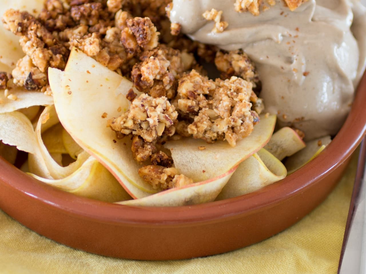 Postre de crumble de manzana con helado