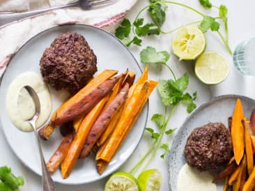 Papas fritas con mayonesa de cilantro y lima